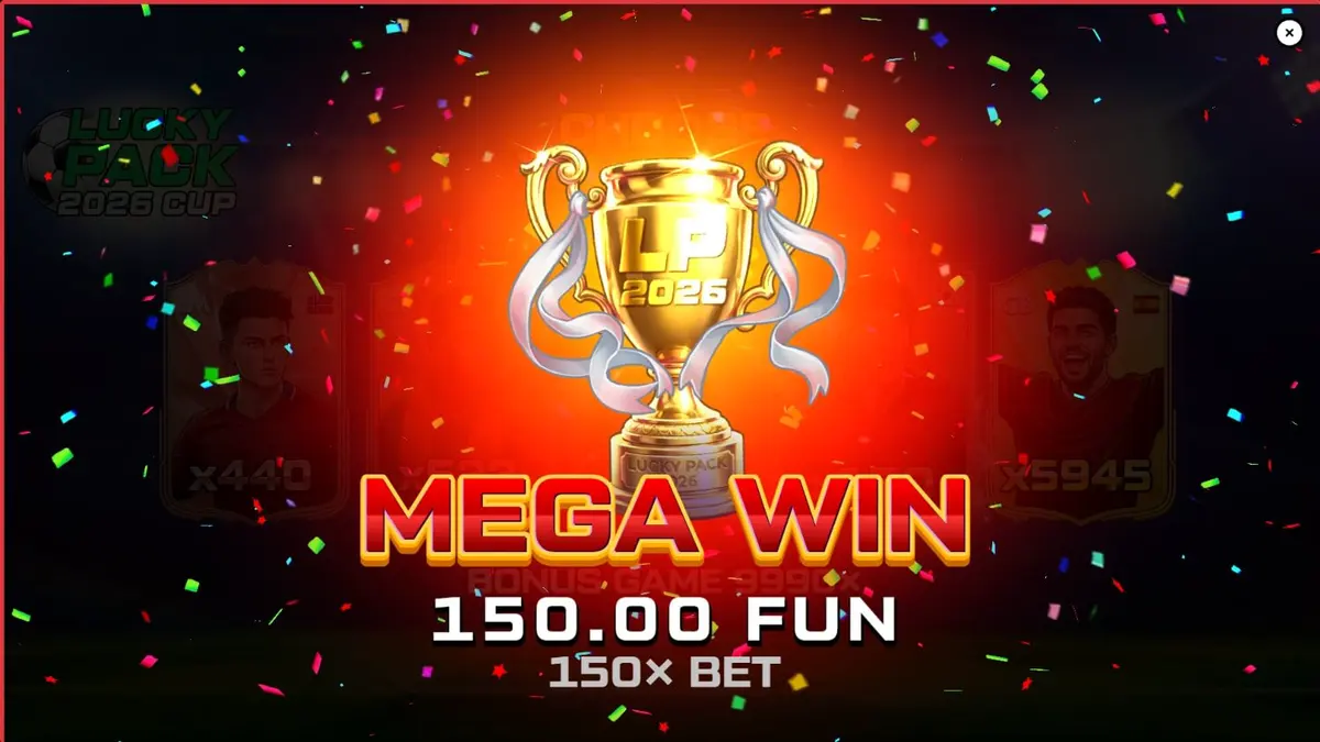 Captura de tela do slot Lucky Pack 2026 Cup, mostrando os rolos com símbolos temáticos de futebol e a atmosfera de um estádio.